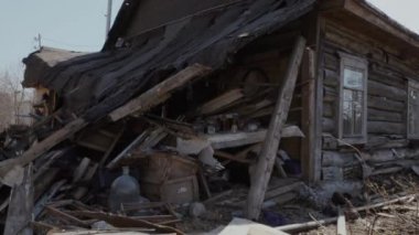 eski yıkık terk edilmiş ahşap ev