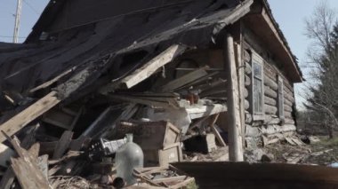 eski yıkık terk edilmiş ahşap ev