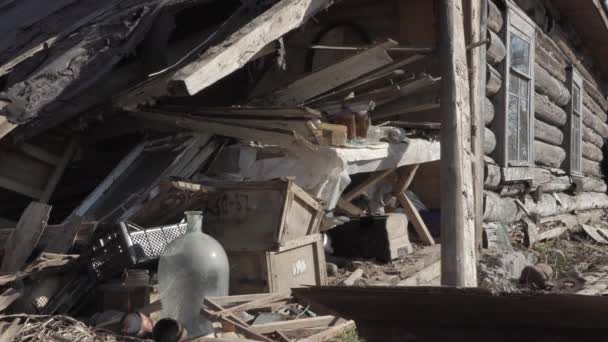 Antigua casa de madera abandonada en ruinas — Vídeo de stock