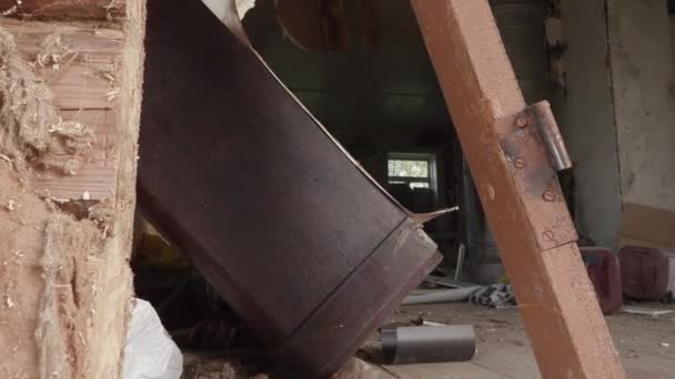Старий зруйнований покинутий дерев'яний будинок — стокове відео