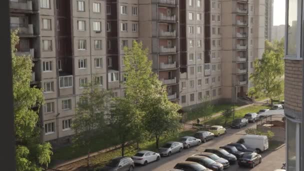 Yaz aylarında St Petersburg yüksek katlı eski panel evler — Stok video