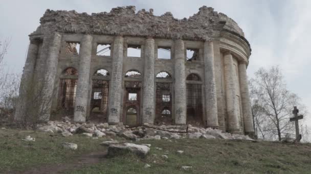 Beşinci Dağ köyünde Kutsal Teslis Kilisesi Harabeleri — Stok video