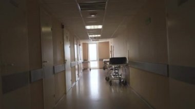 hastane koridoru boyunca geçit. birinci şahıs görünümü. Pov video