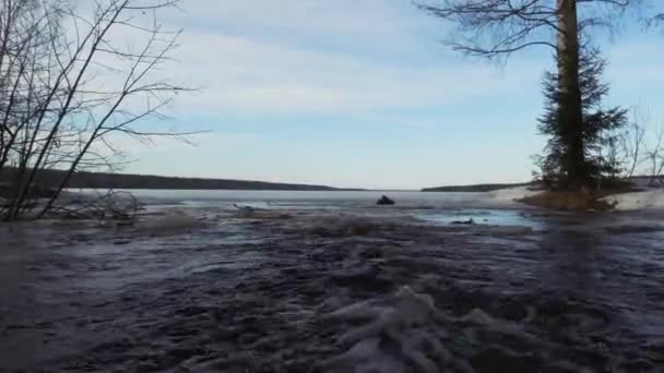 Řeka v jarní sezóně — Stock video