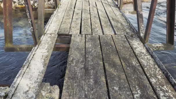 vieux pont en bois sur la rivière
