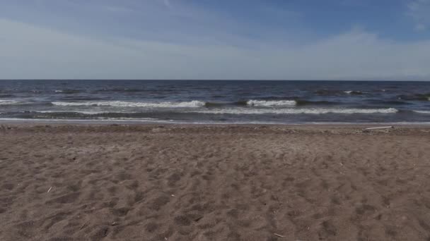 Пляж Балтійського моря в Сонячний літній день — стокове відео