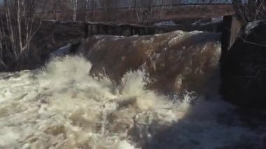 rezervuar deşarjgüçlü su akışı