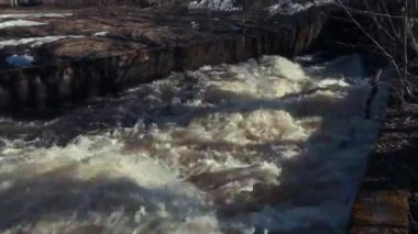 rezervuar deşarjgüçlü su akışı