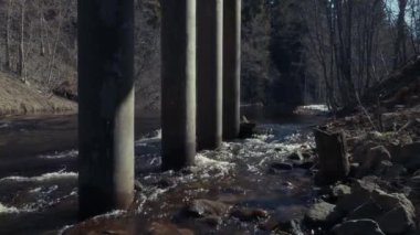 ilkbaharda betonarme bir köprü altında nehir akışı