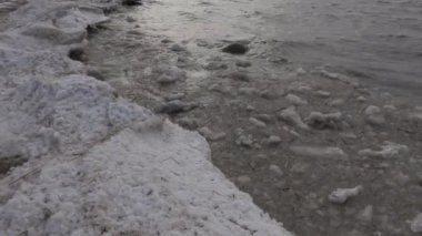 kar ile buz deniz dalgaları üzerinde yüzer