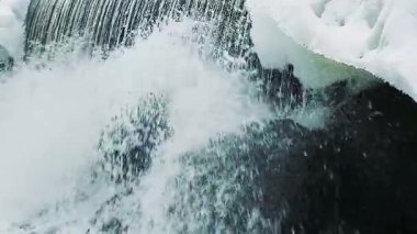 yavaş çekimde kışın yapay şelale