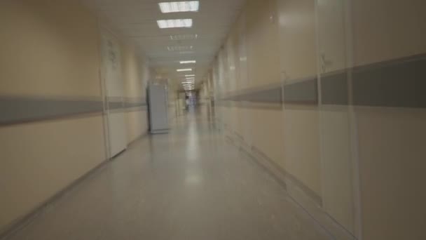 Ефект поганого самопочуття в лікарняному коридорі. зорові галюцинації — стокове відео