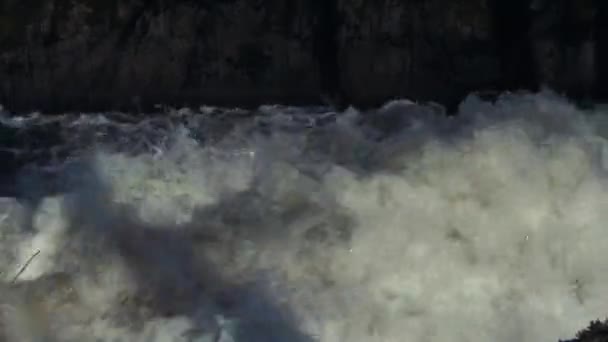 Starker Wasserdurchfluss am Stausee-Abfluss — Stockvideo