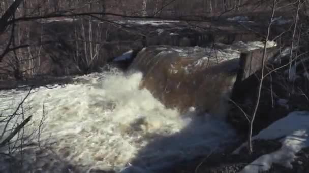 Krachtige watertoevoer bij de afvoer van het reservoir — Stockvideo