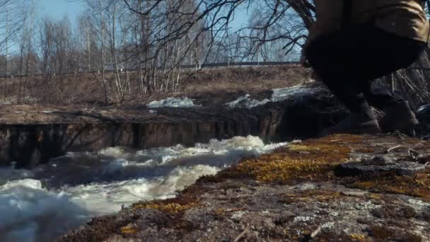 Потужний потік води в водосховищі — стокове відео
