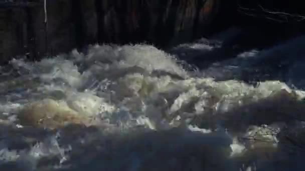 Potente flusso d'acqua allo scarico del serbatoio — Video Stock