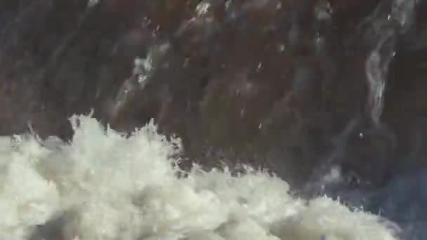 Rezervuar deşarjgüçlü su akışı — Stok video