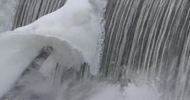 Kunstmatige waterval in de winter — Stockvideo