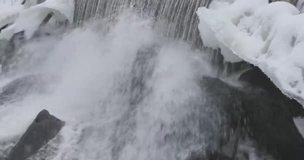 Cascade artificielle en hiver — Video