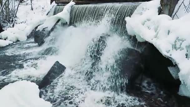 Cascata artificiale in inverno al rallentatore — Video Stock