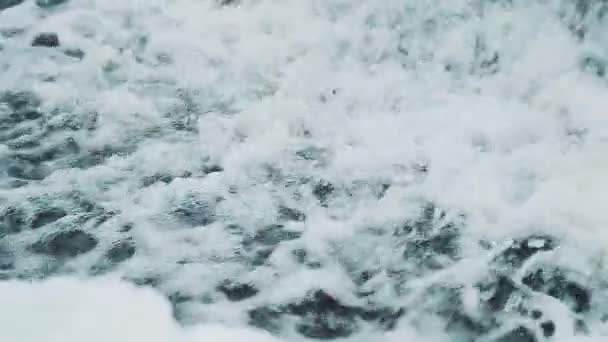 Kunstmatige waterval in de winter in slow motion — Stockvideo