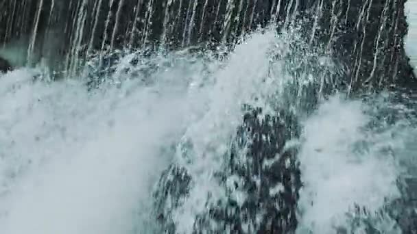 Искусственный водопад зимой в замедленной съемке — стоковое видео