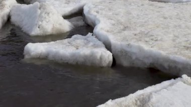 kar ile buz deniz dalgaları üzerinde yüzer