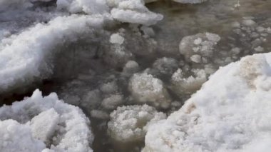 kar ile buz deniz dalgaları üzerinde yüzer