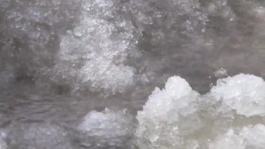 kar ile buz deniz dalgaları üzerinde yüzer