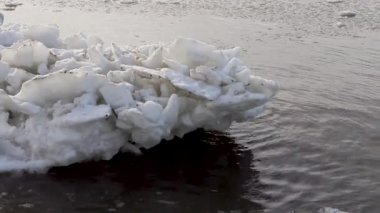 kar ile buz deniz dalgaları üzerinde yüzer