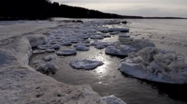 kar ile buz deniz dalgaları üzerinde yüzer