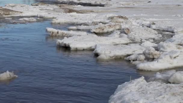 Πάγος με χιόνι επιπλέει στα κύματα της θάλασσας — Αρχείο Βίντεο