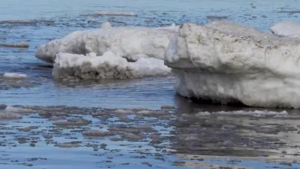 Glace avec flotteurs de neige sur les vagues de la mer — Video