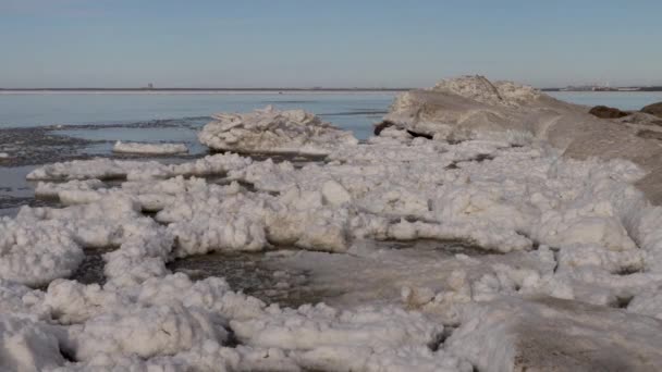 Πάγος με χιόνι επιπλέει στα κύματα της θάλασσας — Αρχείο Βίντεο