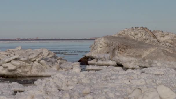 Is med snöflottar på havets vågor — Stockvideo