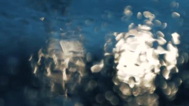 araba penceresinde yağmur damlaları yakın