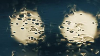 araba penceresinde yağmur damlaları yakın