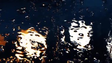 araba penceresinde yağmur damlaları yakın