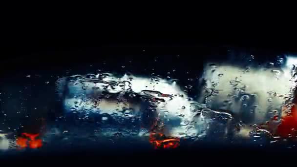 Gotas de lluvia en la ventana del coche de cerca — Vídeos de Stock