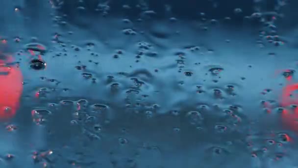 Σταγόνες βροχής στο παράθυρο του αυτοκινήτου κοντά — Αρχείο Βίντεο