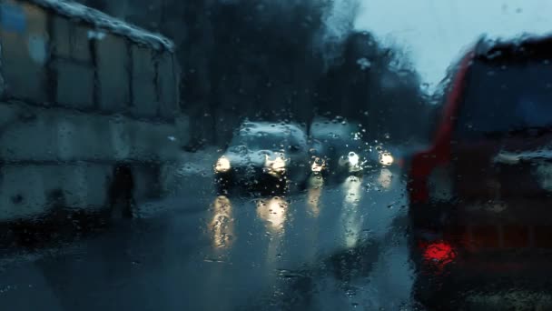 Gotas de lluvia en la ventana del coche de cerca — Vídeos de Stock