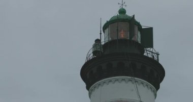 bulutlu sonbahar havasında deniz tarafından eski deniz feneri Close-up