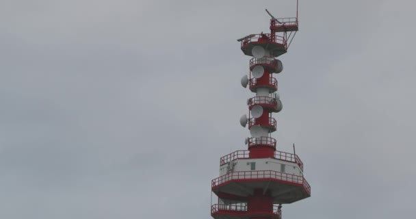 Moderna Sea radio Tower närbild på bakgrunden av molnigt höst himmel — Stockvideo