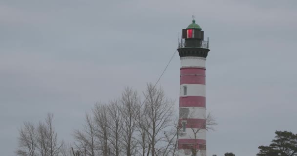 Старый маяк у моря в облачную осеннюю погоду — стоковое видео