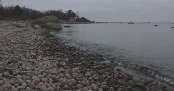 Steenachtige Baltische Zeekust in bewolkt herfst weer — Stockvideo