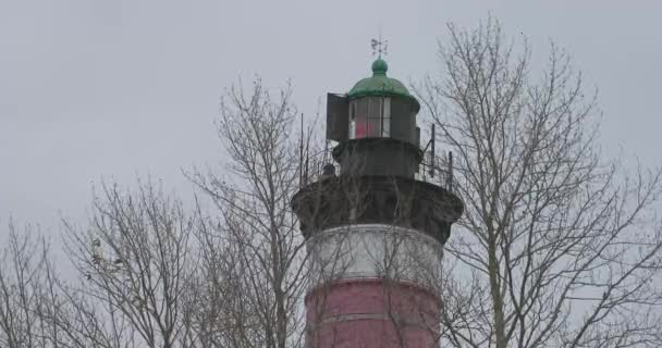 Oude vuurtoren close-up aan zee in bewolkt herfst weer — Stockvideo