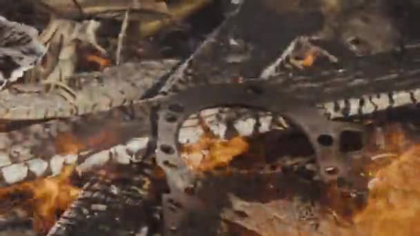 Oude vuilnis dump brandt — Stockvideo