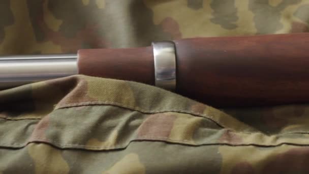 Waffen und Munition auf dem Hintergrund militärischer Färbung. reibungslose Kamerafahrt — Stockvideo