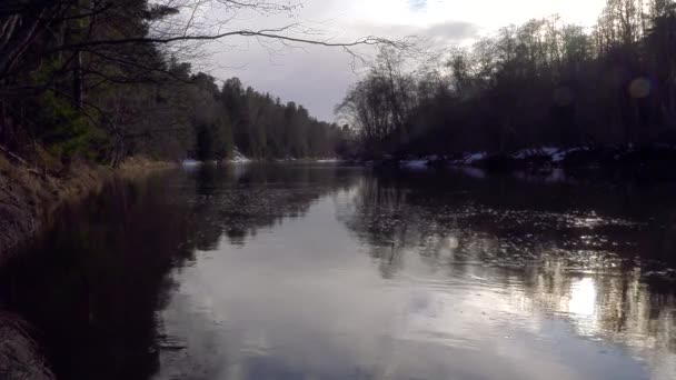 Écoulement de l'eau dans la rivière gros plan — Video