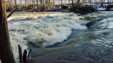 bahar sel sırasında nehir